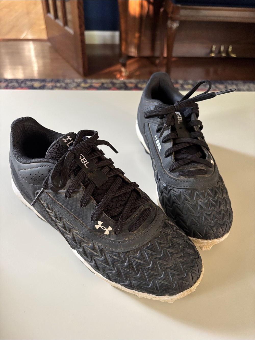 Under Armour boys Black baseball Shoes youth 4